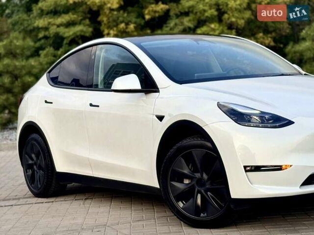 Белый Тесла Model Y, объемом двигателя 0 л и пробегом 3 тыс. км за 34498 $, фото 1 на Automoto.ua