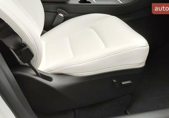 Белый Тесла Model Y, объемом двигателя 0 л и пробегом 8 тыс. км за 27300 $, фото 6 на Automoto.ua