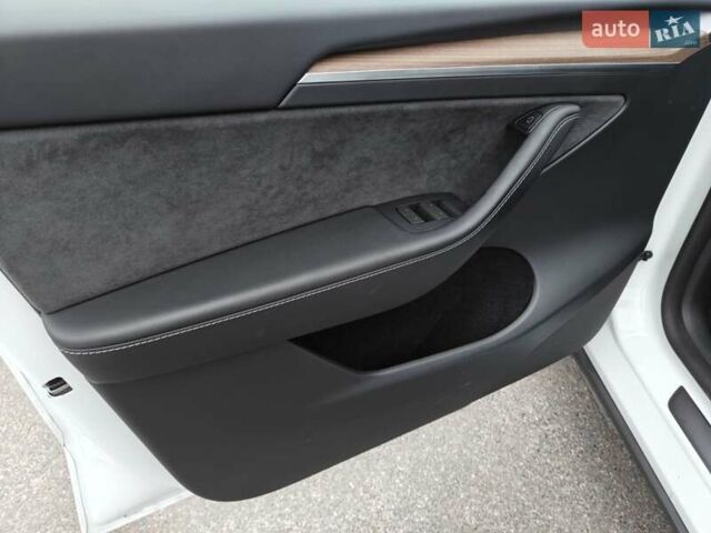 Белый Тесла Model Y, объемом двигателя 0 л и пробегом 18 тыс. км за 29000 $, фото 28 на Automoto.ua