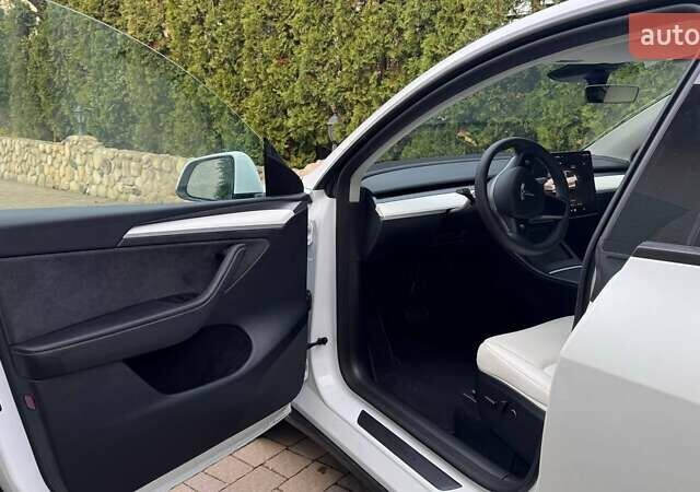 Белый Тесла Model Y, объемом двигателя 0 л и пробегом 1 тыс. км за 31111 $, фото 69 на Automoto.ua