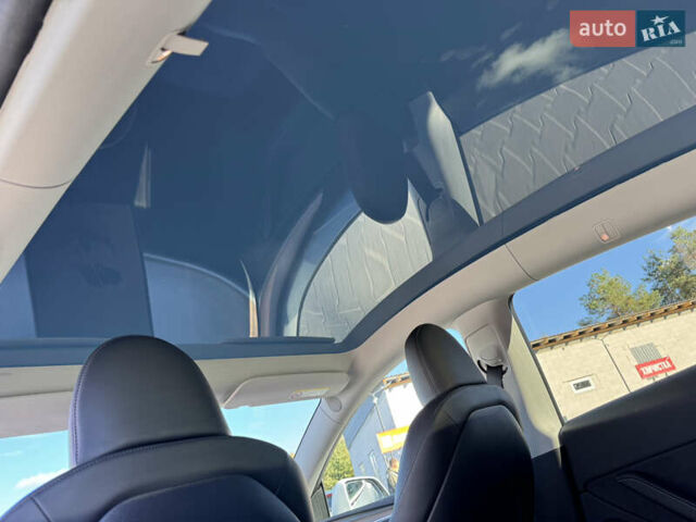 Белый Тесла Model Y, объемом двигателя 0 л и пробегом 26 тыс. км за 29900 $, фото 25 на Automoto.ua