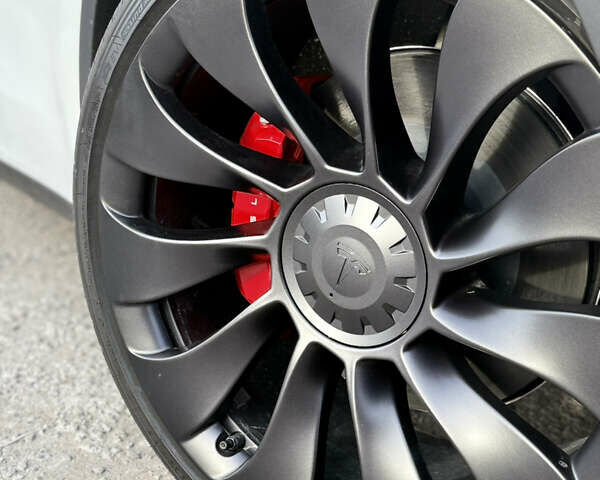 Белый Тесла Model Y, объемом двигателя 0 л и пробегом 1 тыс. км за 42500 $, фото 37 на Automoto.ua