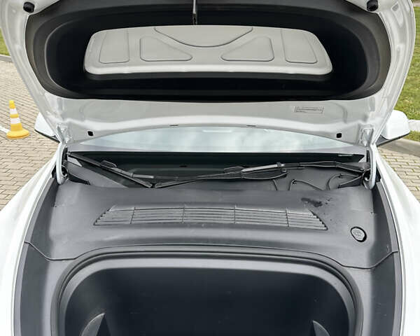 Белый Тесла Model Y, объемом двигателя 0 л и пробегом 6 тыс. км за 27000 $, фото 17 на Automoto.ua