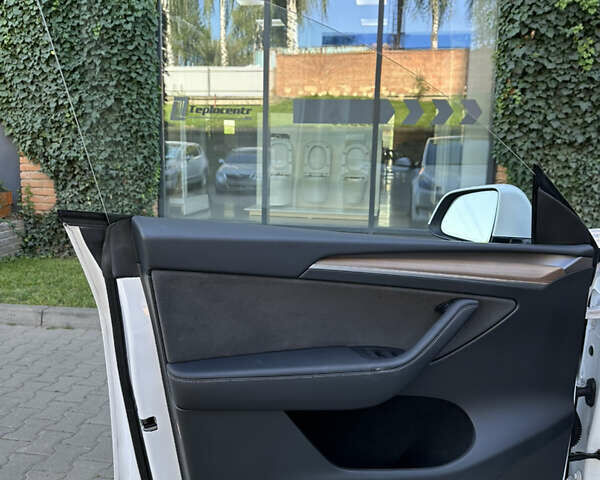 Білий Тесла Model Y, об'ємом двигуна 0 л та пробігом 5 тис. км за 27900 $, фото 27 на Automoto.ua