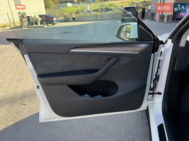 Белый Тесла Model Y, объемом двигателя 0 л и пробегом 26 тыс. км за 29900 $, фото 49 на Automoto.ua