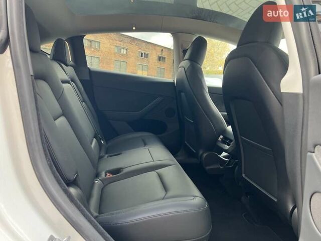 Белый Тесла Model Y, объемом двигателя 0 л и пробегом 2 тыс. км за 34500 $, фото 18 на Automoto.ua