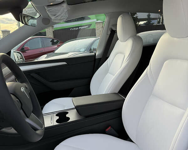 Белый Тесла Model Y, объемом двигателя 0 л и пробегом 1 тыс. км за 42500 $, фото 25 на Automoto.ua