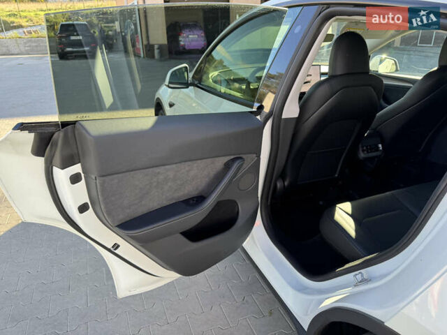 Белый Тесла Model Y, объемом двигателя 0 л и пробегом 26 тыс. км за 29900 $, фото 50 на Automoto.ua