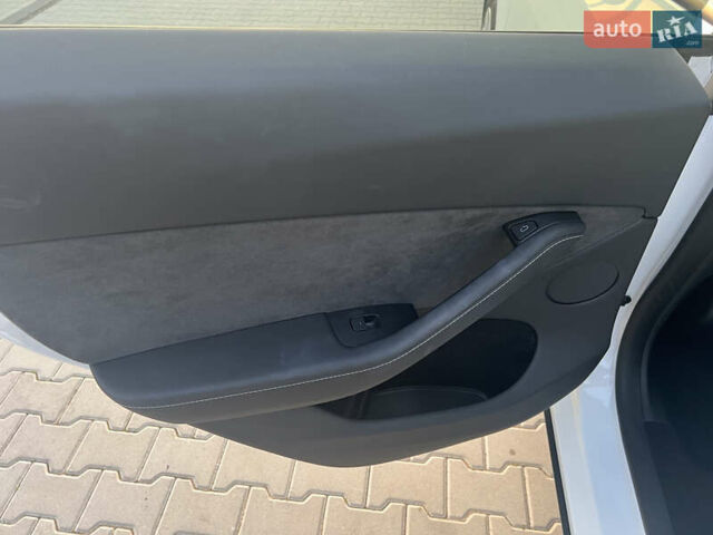 Белый Тесла Model Y, объемом двигателя 0 л и пробегом 8 тыс. км за 33000 $, фото 11 на Automoto.ua