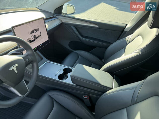 Белый Тесла Model Y, объемом двигателя 0 л и пробегом 26 тыс. км за 29900 $, фото 63 на Automoto.ua