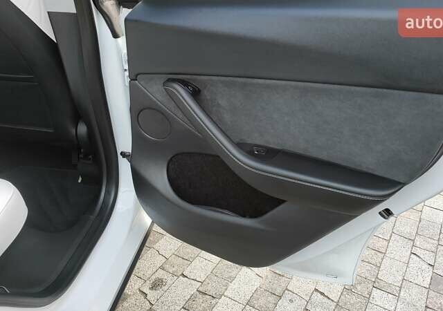 Белый Тесла Model Y, объемом двигателя 0 л и пробегом 8 тыс. км за 27300 $, фото 4 на Automoto.ua