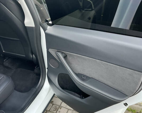 Белый Тесла Model Y, объемом двигателя 0 л и пробегом 35 тыс. км за 29000 $, фото 11 на Automoto.ua