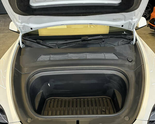Белый Тесла Model Y, объемом двигателя 0 л и пробегом 22 тыс. км за 34500 $, фото 30 на Automoto.ua