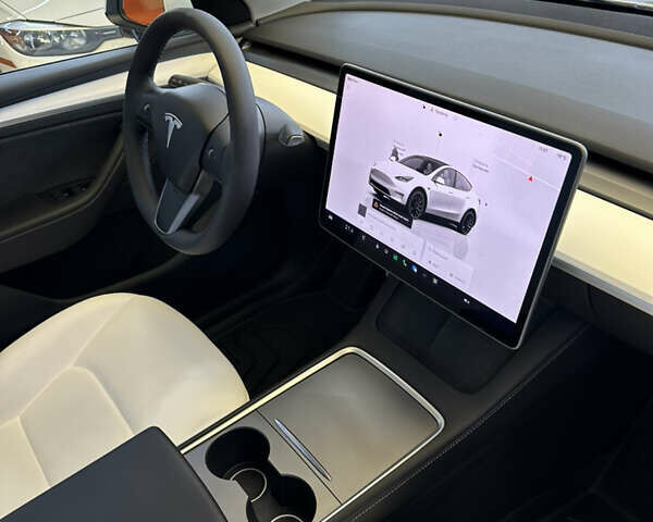 Белый Тесла Model Y, объемом двигателя 0 л и пробегом 22 тыс. км за 34500 $, фото 25 на Automoto.ua