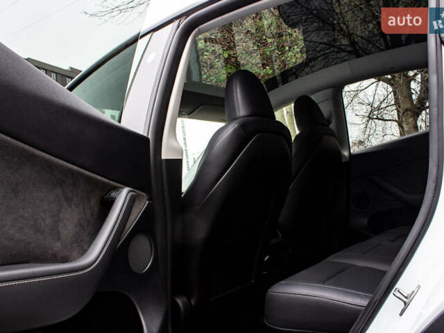 Білий Тесла Model Y, об'ємом двигуна 0 л та пробігом 11 тис. км за 30000 $, фото 27 на Automoto.ua