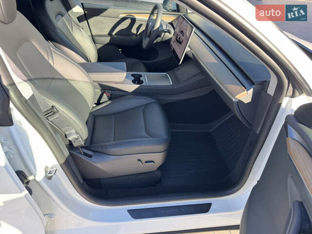 Белый Тесла Model Y, объемом двигателя 0 л и пробегом 26 тыс. км за 29900 $, фото 43 на Automoto.ua