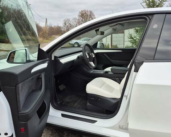 Білий Тесла Model Y, об'ємом двигуна 0 л та пробігом 8 тис. км за 30500 $, фото 9 на Automoto.ua