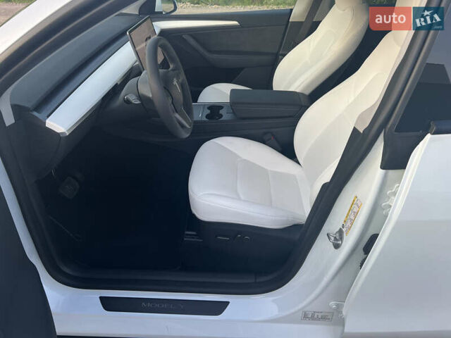Белый Тесла Model Y, объемом двигателя 0 л и пробегом 8 тыс. км за 33000 $, фото 10 на Automoto.ua