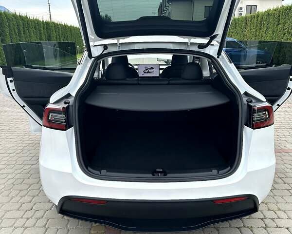 Белый Тесла Model Y, объемом двигателя 0 л и пробегом 5 тыс. км за 29999 $, фото 1 на Automoto.ua
