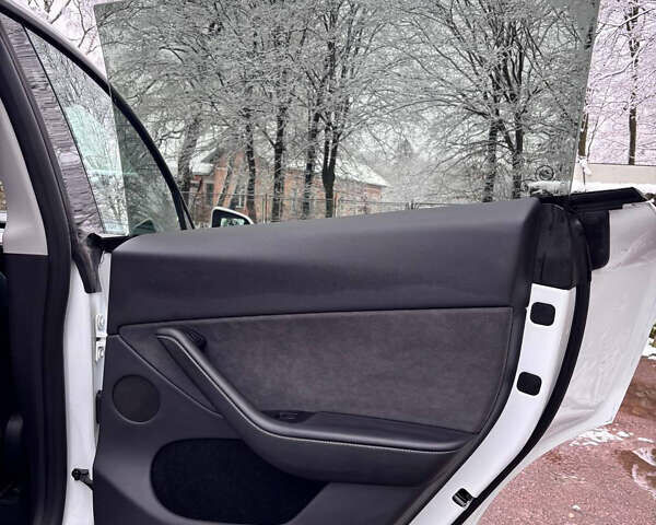 Белый Тесла Model Y, объемом двигателя 0 л и пробегом 16 тыс. км за 30999 $, фото 50 на Automoto.ua