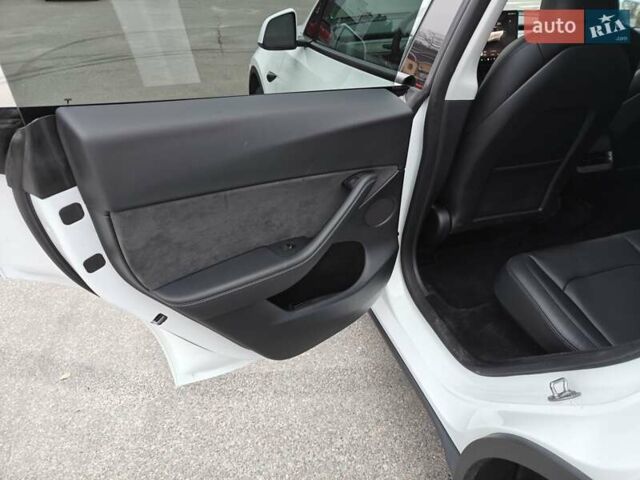 Белый Тесла Model Y, объемом двигателя 0 л и пробегом 18 тыс. км за 29000 $, фото 31 на Automoto.ua