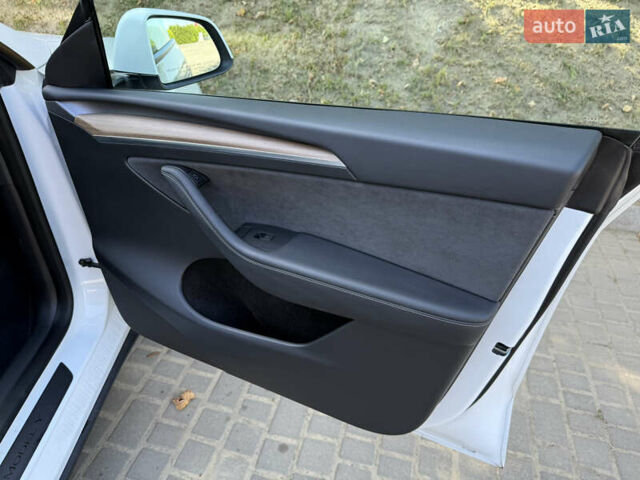 Белый Тесла Model Y, объемом двигателя 0 л и пробегом 13 тыс. км за 29500 $, фото 28 на Automoto.ua