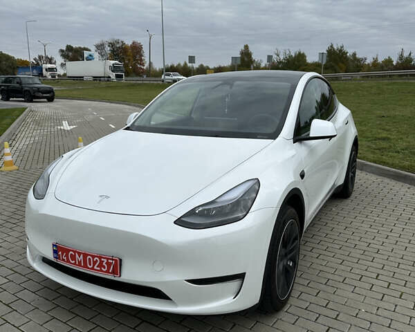 Белый Тесла Model Y, объемом двигателя 0 л и пробегом 6 тыс. км за 27000 $, фото 2 на Automoto.ua