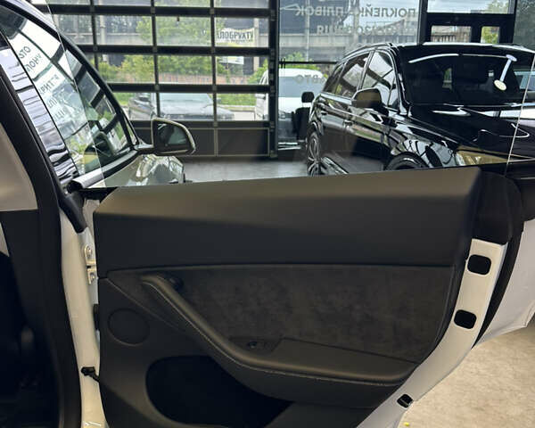 Белый Тесла Model Y, объемом двигателя 0 л и пробегом 22 тыс. км за 34500 $, фото 27 на Automoto.ua