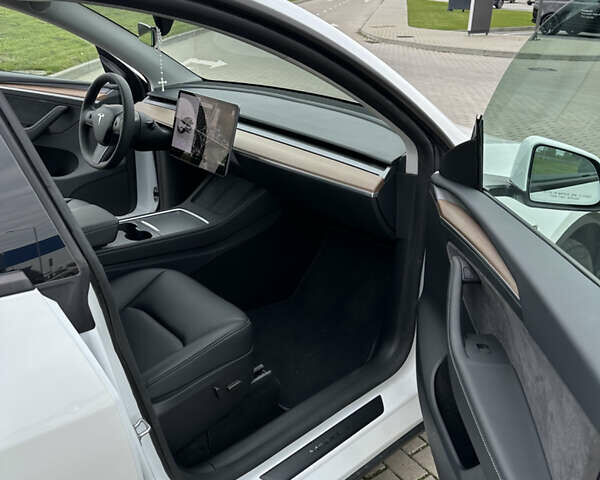 Белый Тесла Model Y, объемом двигателя 0 л и пробегом 6 тыс. км за 27000 $, фото 14 на Automoto.ua