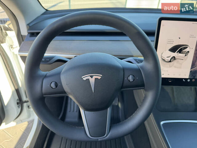 Белый Тесла Model Y, объемом двигателя 0 л и пробегом 26 тыс. км за 29900 $, фото 27 на Automoto.ua