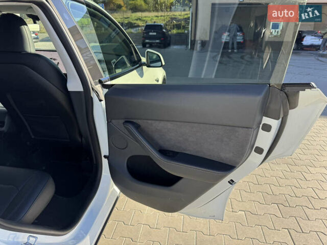 Белый Тесла Model Y, объемом двигателя 0 л и пробегом 26 тыс. км за 29900 $, фото 44 на Automoto.ua