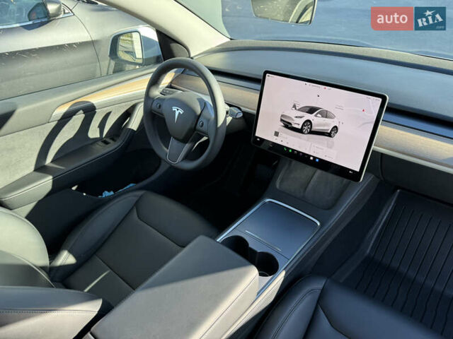Белый Тесла Model Y, объемом двигателя 0 л и пробегом 26 тыс. км за 29900 $, фото 41 на Automoto.ua