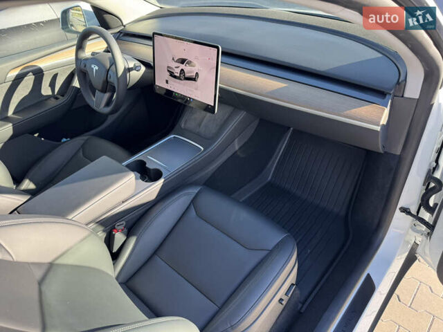 Белый Тесла Model Y, объемом двигателя 0 л и пробегом 26 тыс. км за 29900 $, фото 38 на Automoto.ua