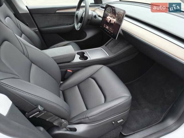 Белый Тесла Model Y, объемом двигателя 0 л и пробегом 18 тыс. км за 29000 $, фото 36 на Automoto.ua
