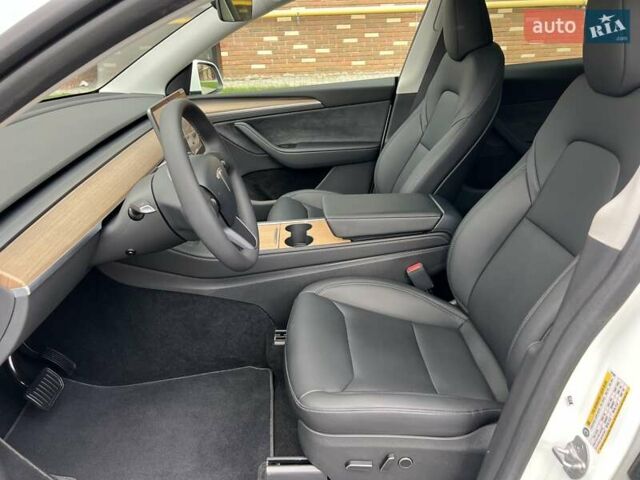 Белый Тесла Model Y, объемом двигателя 0 л и пробегом 2 тыс. км за 34500 $, фото 32 на Automoto.ua