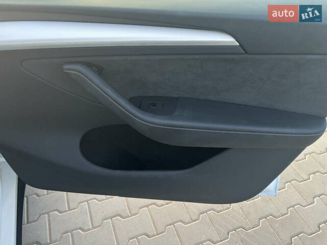 Белый Тесла Model Y, объемом двигателя 0 л и пробегом 8 тыс. км за 33000 $, фото 13 на Automoto.ua