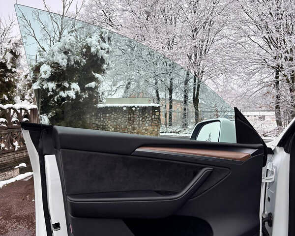 Белый Тесла Model Y, объемом двигателя 0 л и пробегом 16 тыс. км за 30999 $, фото 53 на Automoto.ua