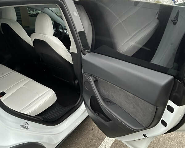 Белый Тесла Model Y, объемом двигателя 0 л и пробегом 6 тыс. км за 33999 $, фото 11 на Automoto.ua