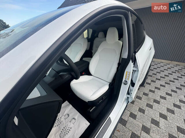 Белый Тесла Model Y, объемом двигателя 0 л и пробегом 1 тыс. км за 61141 $, фото 31 на Automoto.ua