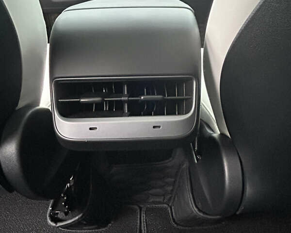 Белый Тесла Model Y, объемом двигателя 0 л и пробегом 6 тыс. км за 33999 $, фото 18 на Automoto.ua