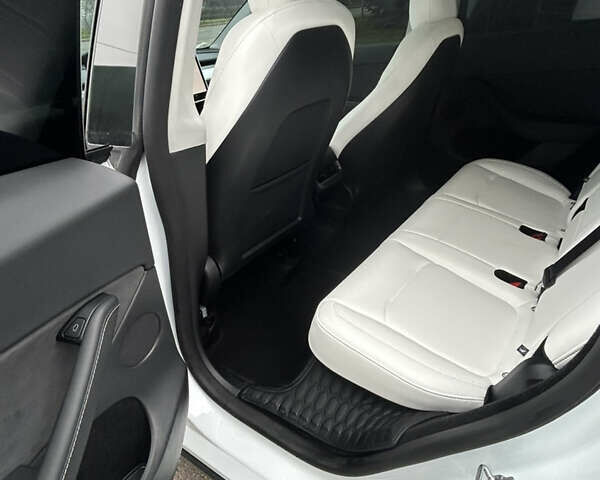 Белый Тесла Model Y, объемом двигателя 0 л и пробегом 6 тыс. км за 33999 $, фото 15 на Automoto.ua
