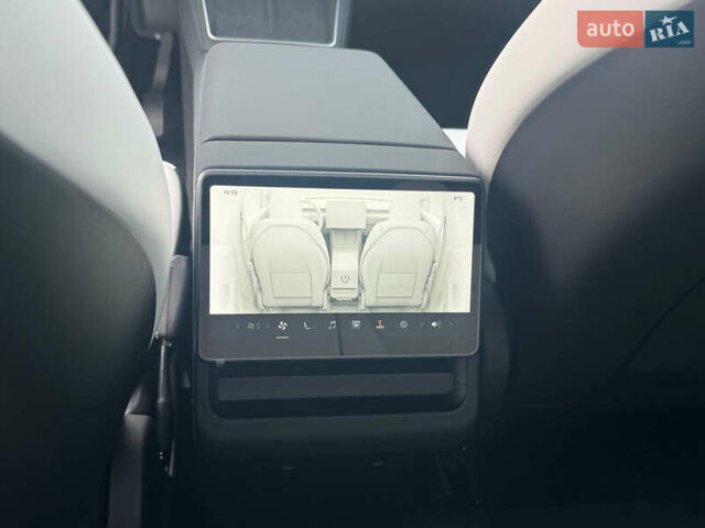 Белый Тесла Model Y, объемом двигателя 0 л и пробегом 1 тыс. км за 61141 $, фото 26 на Automoto.ua