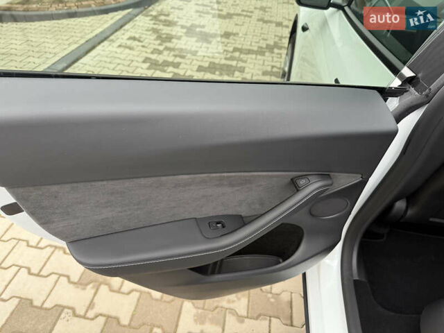 Белый Тесла Model Y, объемом двигателя 0 л и пробегом 1 тыс. км за 35500 $, фото 11 на Automoto.ua