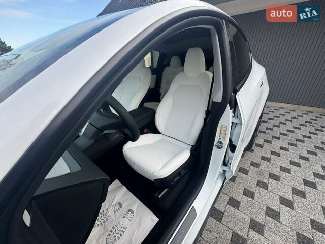 Белый Тесла Model Y, объемом двигателя 0 л и пробегом 1 тыс. км за 61141 $, фото 11 на Automoto.ua