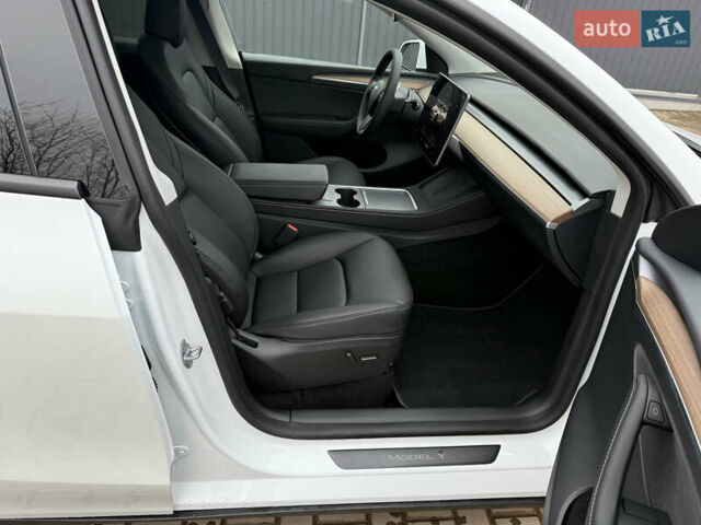 Белый Тесла Model Y, объемом двигателя 0 л и пробегом 1 тыс. км за 35500 $, фото 13 на Automoto.ua