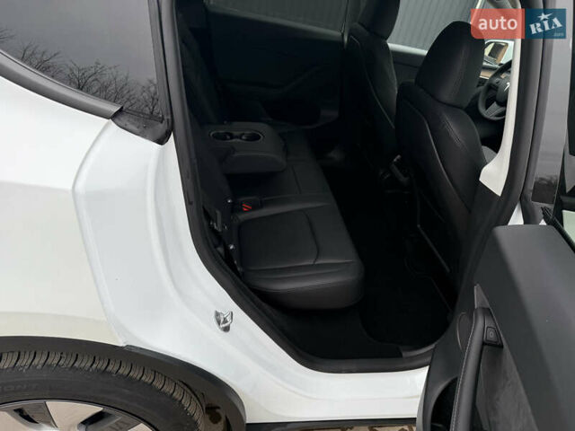 Белый Тесла Model Y, объемом двигателя 0 л и пробегом 1 тыс. км за 35500 $, фото 15 на Automoto.ua