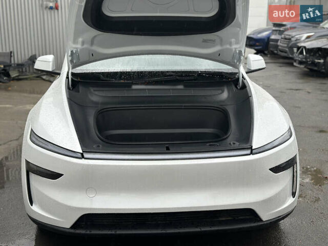 Белый Тесла Model Y, объемом двигателя 0 л и пробегом 1 тыс. км за 58999 $, фото 14 на Automoto.ua