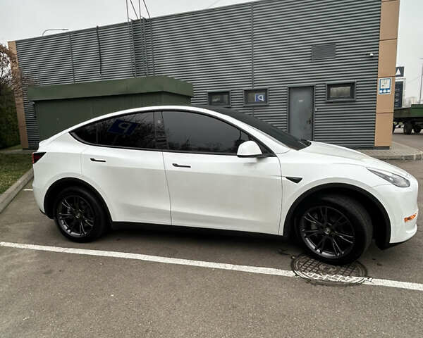 Белый Тесла Model Y, объемом двигателя 0 л и пробегом 6 тыс. км за 33999 $, фото 3 на Automoto.ua