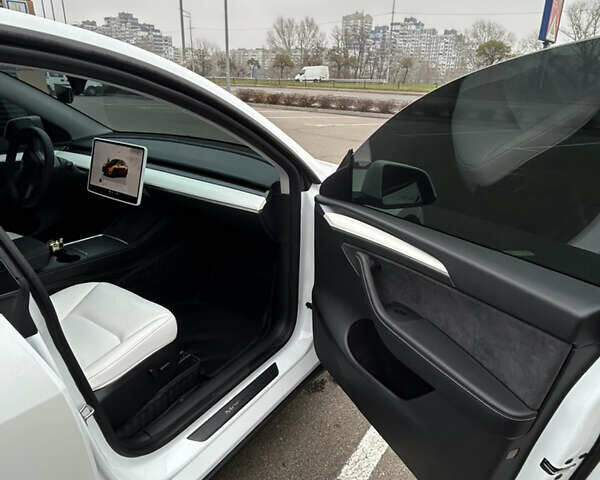Белый Тесла Model Y, объемом двигателя 0 л и пробегом 6 тыс. км за 33999 $, фото 12 на Automoto.ua