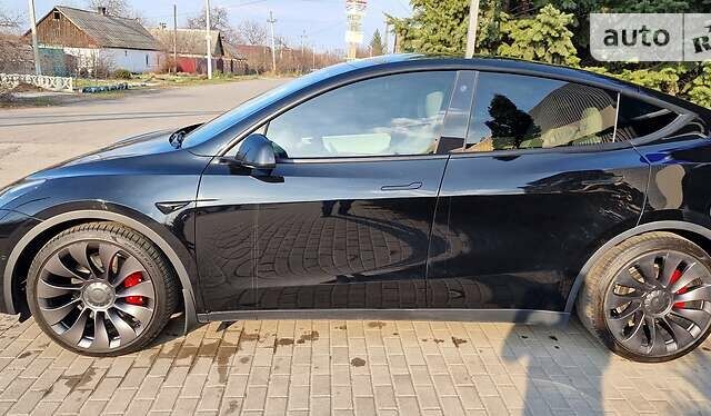 Черный Тесла Model Y, объемом двигателя 0 л и пробегом 26 тыс. км за 50950 $, фото 2 на Automoto.ua